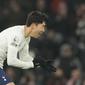 Penyerang Tottenham, Son Heung-min berselebrasi usai mencetak gol ke gawang Liverpool pada pertandingan lanjutan Liga Inggris di Stadion Tottenham Hotspur di London, Senin (20/12/2021). Tottenham bermain imbang dengan Liverpool dengan skor 2-2. (AP Photo/Frank Augstein)