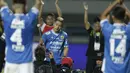 Pesilat peraih emas Asian Games, Hanifan Yudani Kusumah, memimpin viking clap usai Persib Bandung mengalahkan Arema FC pada laga Liga 1 di Stadion GBLA, Jawa Barat, Kamis (13/9/2018). Persib menang 2-0 atas Arema FC. (Bola.com/M Iqbal Ichsan)