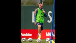 Pemain anyar Manchester United, Christian Eriksen pun terlihat sumringah saat menjalani sesi latihan yang dilakukan di Carrington. (Twitter/@ManUtd)