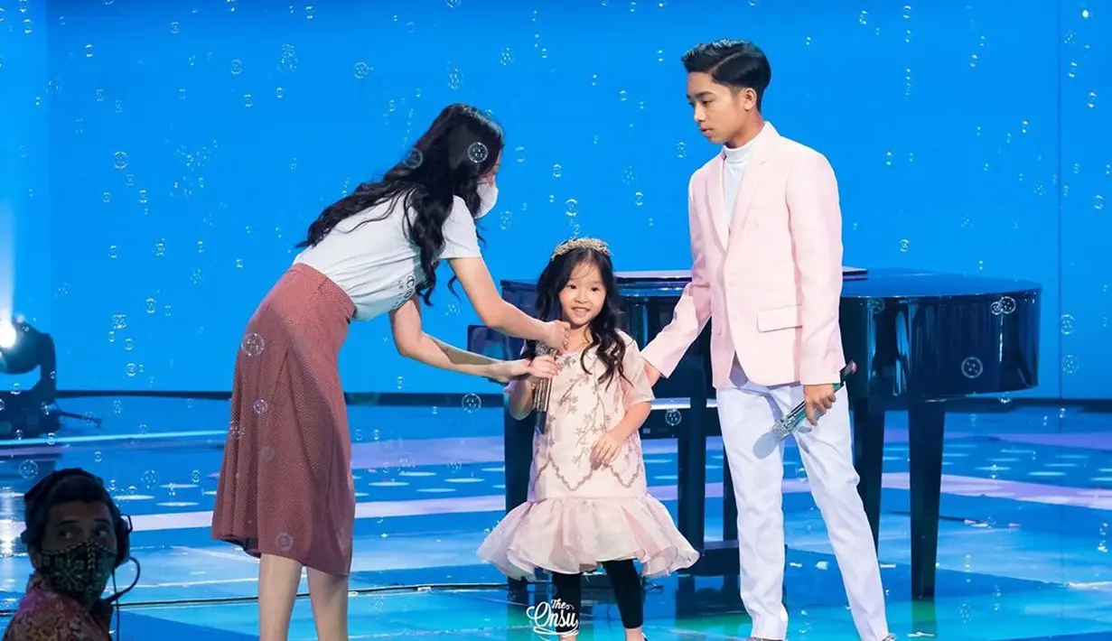 Bak seorang profesional, Thalia berani tampil di panggung dengan tenang. Padahal Ruben merasakan deg-degan. Hal yang sama juga dirasakan Sarwendah yang merasa deg-degan setengah mati. (Instagram/sarwendah29)