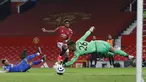 Penyerang Manchester United (MU), Marcus Rashford (tengah) mencetak gol ke gawang Brighton and Hove Albion pada pekan ke 30 Liga Inggris di Old Trafford, Senin dinihari WIB (05/04/2021). MU harus bekerja keras sebelum mengalahkan Brighton 2-1. (Phil Noble/Pool via AP)