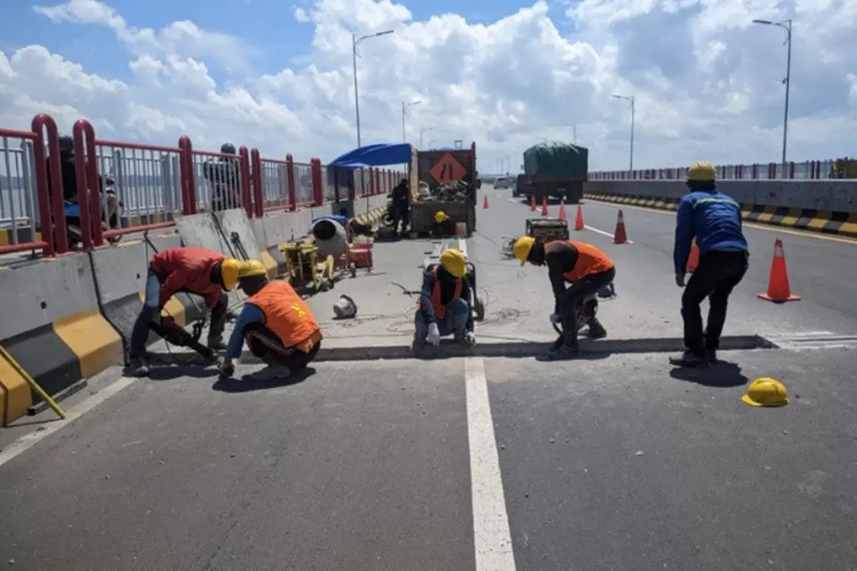 Perawatan Jembatan Suramadu. (Istimewa)