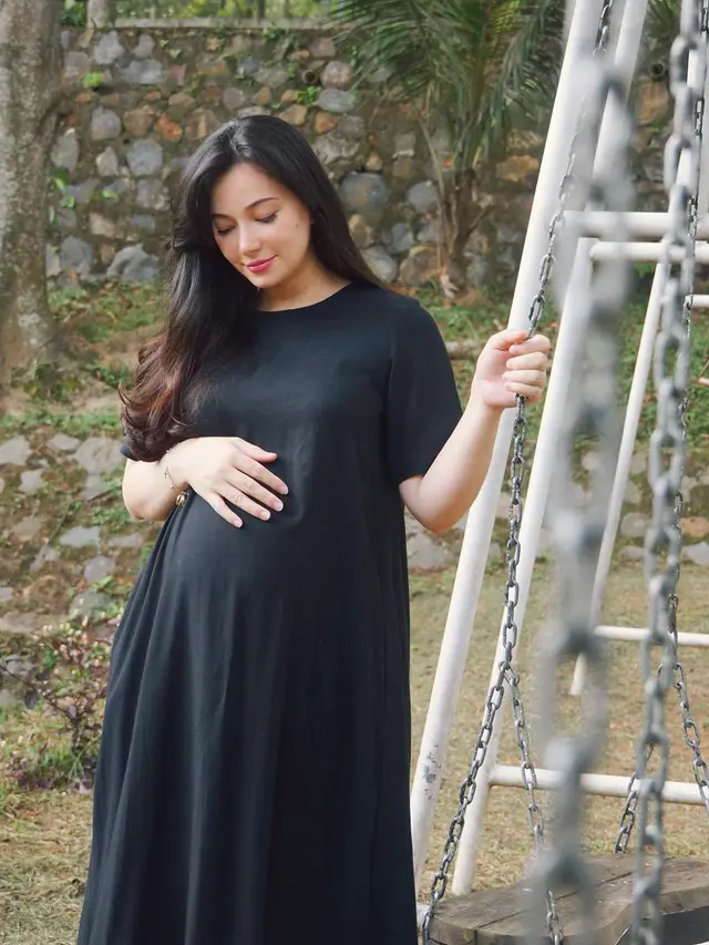 6 Gaya Kasual Asmirandah dengan Perut Buncit, dari Daster Kembang