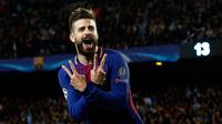 Pemain Barcelona Gerard Pique merayakan golnya saat melawan AS Roma pada pertandingan Liga Champions di stadion Camp Nou di Barcelona (4/3). Barcelona menang 4-1 ketika menjamu AS Roma. (AP Photo / Manu Fernandez)