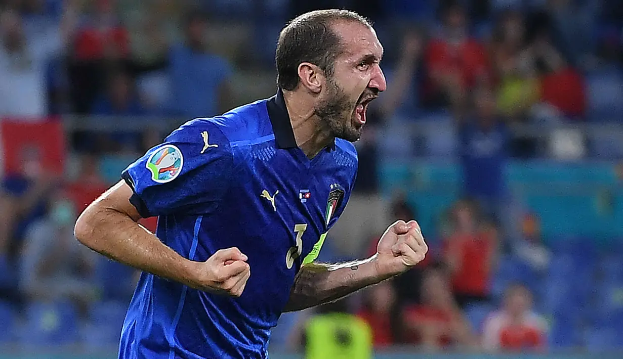 Kapten Italia, Giorgio Chiellini merupakan salah satu bek tengah terbaik di dunia saat ini. Pemain berusia 36 tahun ini berhasil tampil solid di lini pertahanan ketika hadapi Belgia pada perempatfinal. Berkat jasanya, Italia mampu pertahankan rekor tak terkalahkan. (Foto: AFP/Pool/Ettore Ferrari)
