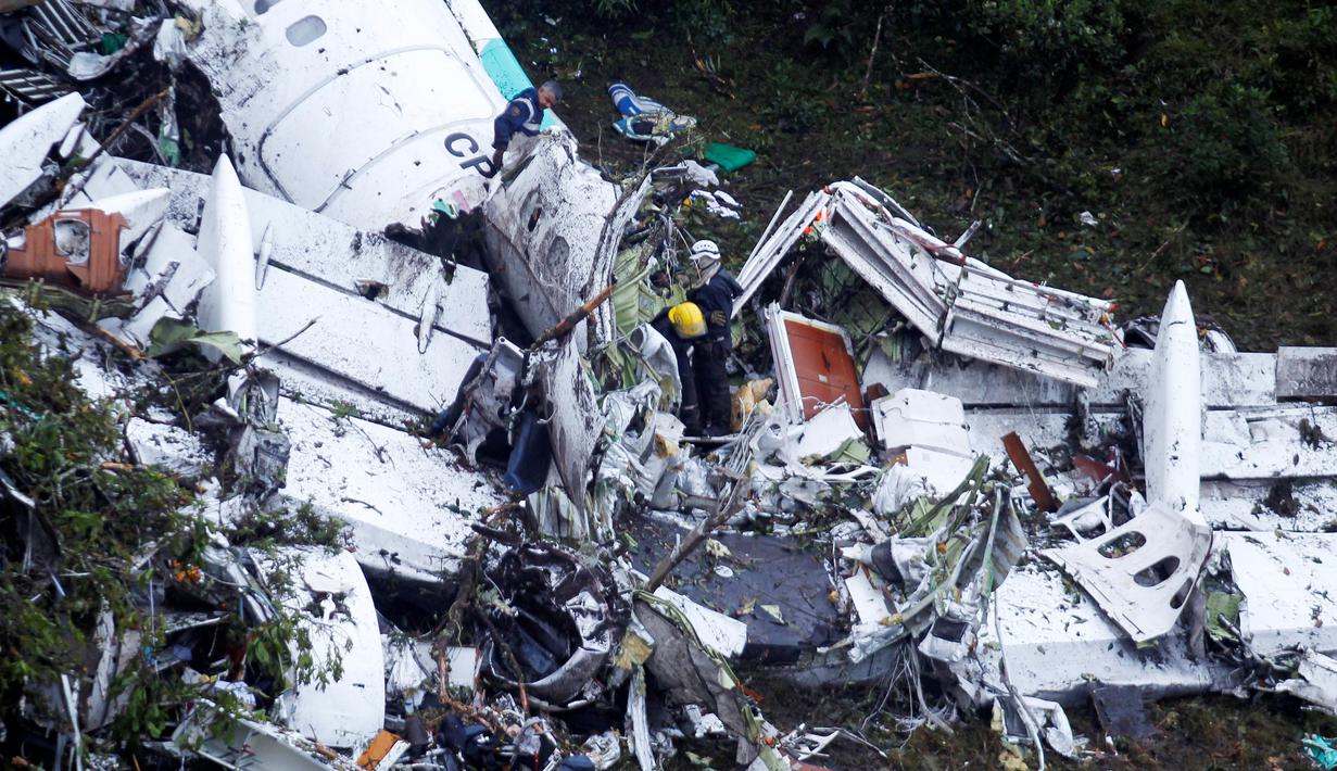 Regu penyelamat saat mencari korban diantara puing-puing pesawat  LaMia Airlines yang terjatuh di areal hutan Kolombia, (29/11/2016).  (Reuters/Fredy Builes)