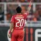 Striker Persija Jakarta, Bambang Pamungkas, menyapa The Jakmania saat melawan Mitra Kukar pada laga Liga 1 di SUGBK, Jakarta, Minggu (9/12). Persija menang 2-1 atas Mitra. (Bola.com/Yoppy Renato)