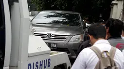 Dinas Perhubungan DKI Jakarta belum bisa meniadakan sepenuhnya parkir liar yang menjadi salah satu penyebab kemacetan di Ibu Kota berkali-kali parkir liar balik lagi ke bahu jalan, Jakarta Pusat, Rabu (7/1/2015). (Liputan6.com/Faizal Fanani)