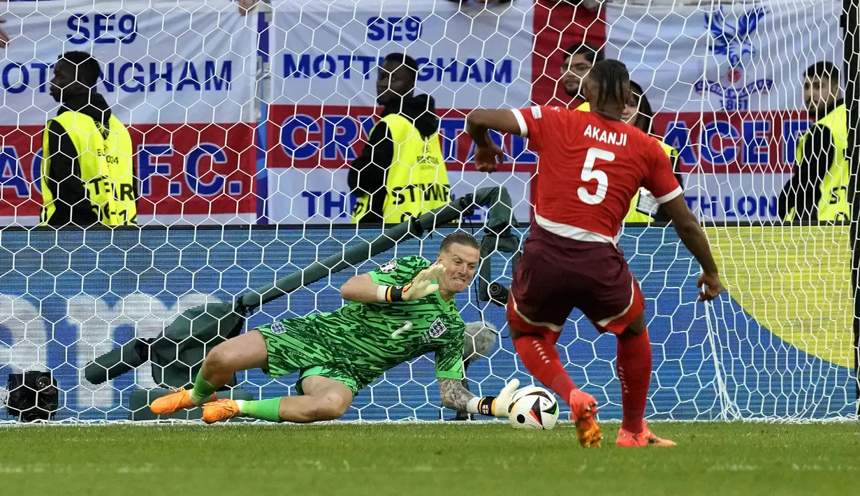 <p>Kiper Inggris, Jordan Pickford (kiri) berhasil mengahalu tendangan pemain Swiss, Manuel Akanji pada babak adu penalti laga perempat final Euro 2024 di Duesseldorf Arena, Duesseldorf, Jerman, Sabtu (06/07/2024). (AP Photo/Thanassis Stavrakis)</p>