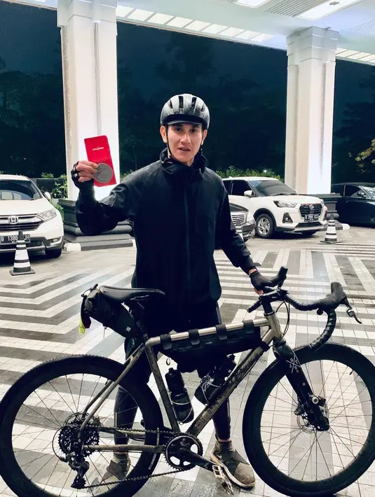 Berangkat dari kesukaannya bersepeda, Vino G Bastian kerap mengikuti tantangan bersepeda antar kota. Bahkan ia pernah mencapai jarak tempuh bersepeda sepanjang 200 kilometer dalam ajang All Terrain Cycle Challenge 2021. (Liputan6.com/IG/@vinogbastian__).