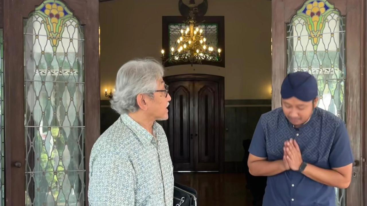 Konflik Keraton Surakarta, Maha Menteri Panggil 'Raja Kembar': Maha Menteri Tedjowulan (rambut putih) dan KGPH Mangkubumi (pake blangkon)