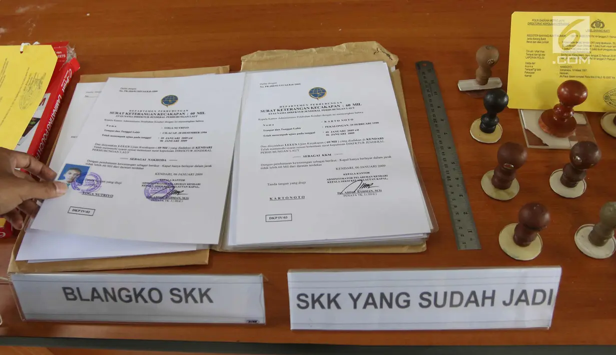 Barang bukti diperlihatkan saat rilis kasus pemalsuan Surat Keterangan Kecakapan (SKK) untuk Nahkoda Kapal, Tanjung Priok, Jakarta Utara, Kamis (1/3). Tersangka melayani pemesanan SKK palsu dengan biaya Rp 600.000 per lembar. (Liputan6.com/Arya Manggala)