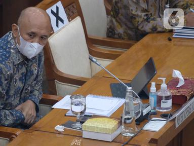 Menteri Koperasi dan UKM Teten Masduki mengikuti rapat kerja dengan Komisi VI DPR di Kompleks Parlemen, Jakarta, Kamis (1/4/2021). Rapat terkait evaluasi pelaksanaan Bantuan Produktif Usaha Mikro (BPUM) sebagai tindak lanjut kunjungan spesifik Komisi VI DPR di Jawa Tengah (Liputan6.com/Angga Yuniar)