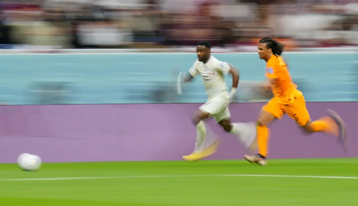 <p>Pemain Belanda,&nbsp;Nathan Ake (kanan) berebut bola dengan pemain Qatar,&nbsp;Ismail Mohamad saat matchday ketiga Grup A Piala Dunia 2022 yang berlangsung di Stadion Al Bayt, Selasa (29/11/2022). (AP/Petr David Josek)</p>