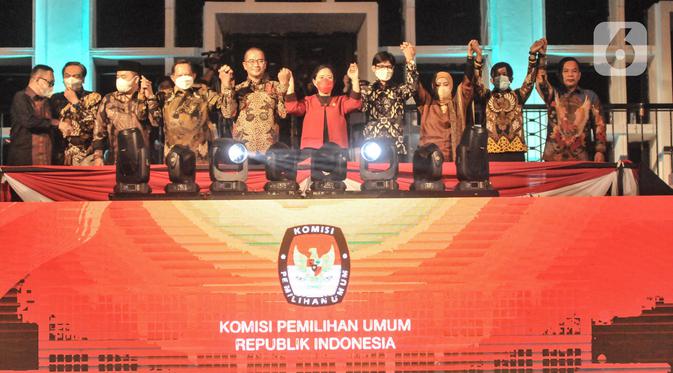 Menteri Dalam Negeri Tito Karnavian, Ketua DPR Puan Maharani, Ketua KPU Hasyim Asy’ari, bersama komisioner KPU saat meresmikan peluncuran tahapan Pemilu 2024 di Gedung KPU, Jakarta, Selasa (14/6/2022). Usai tahapan awal Pemilu 2024 resmi dibuka, KPU akan langsung merancang perencanaan program dan Anggaran serta Penyusunan Peraturan Pelaksanaan Penyelenggaraan Pemilu. (merdeka.com/Iqbal S Nugroho)