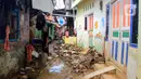 Kondisi setelah banjir melanda Kampung Melayu, Jakarta, Jumat (3/1/2020). Banjir yang melanda Kampung Melayu menyisakan sisa sampah dan lumpur. (merdeka.com/Magang/Muhammad Fayyadh)