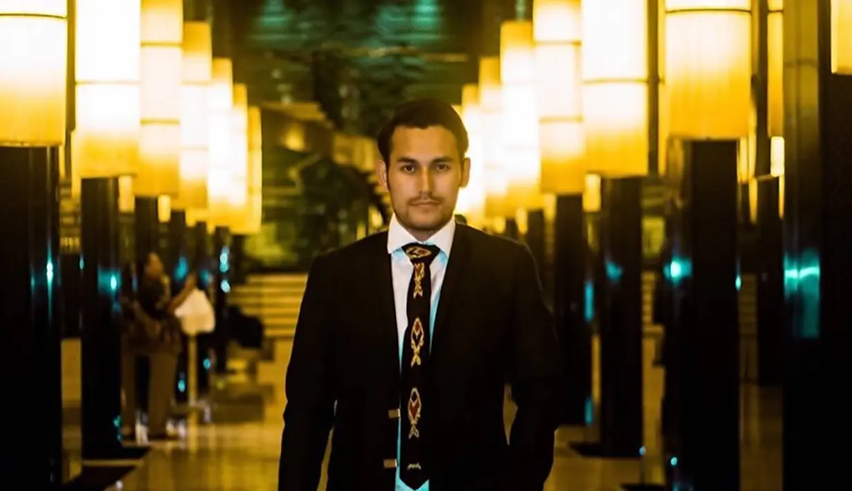 Tampil bak seorang eksekutif, sosok Arifin Putra memang selalu luwes saat mengenakan busana formal. Sudah banyak berbagai merek fashion ternama menjalani pemotretan bersamanya. Tidak jarang para penggemarnya pun kerap memuji penampilannya tersebut dalam kolom komentar. (Liputan6.com/IG/@arifinputra_)