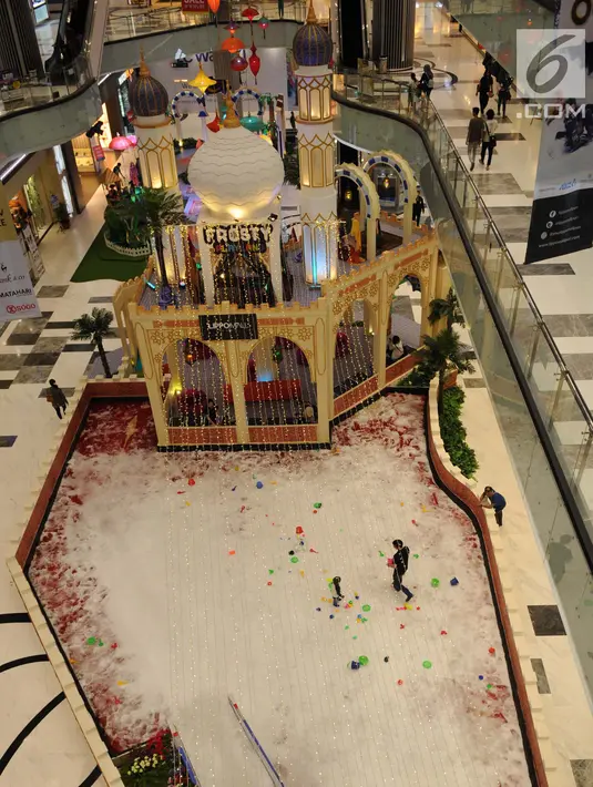 Suasana dekorasi tematik Ramadan di pusat perbelanjaan, Jakarta, Selasa (30/5). Turut merayakan bulan suci Ramadan, Lippo Mall Puri menyuguhkan acara dengan tema Midsummer Moonlight dengan mengambil dekorasi kerajaan Persia. (Liputan6.com/Gempur M Surya)