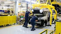 Proses produksi kendaraan elektrifikasi GAC AION di pabrik milik Indomobil Group. (Liputan6.com/Septian Pamungkas)
