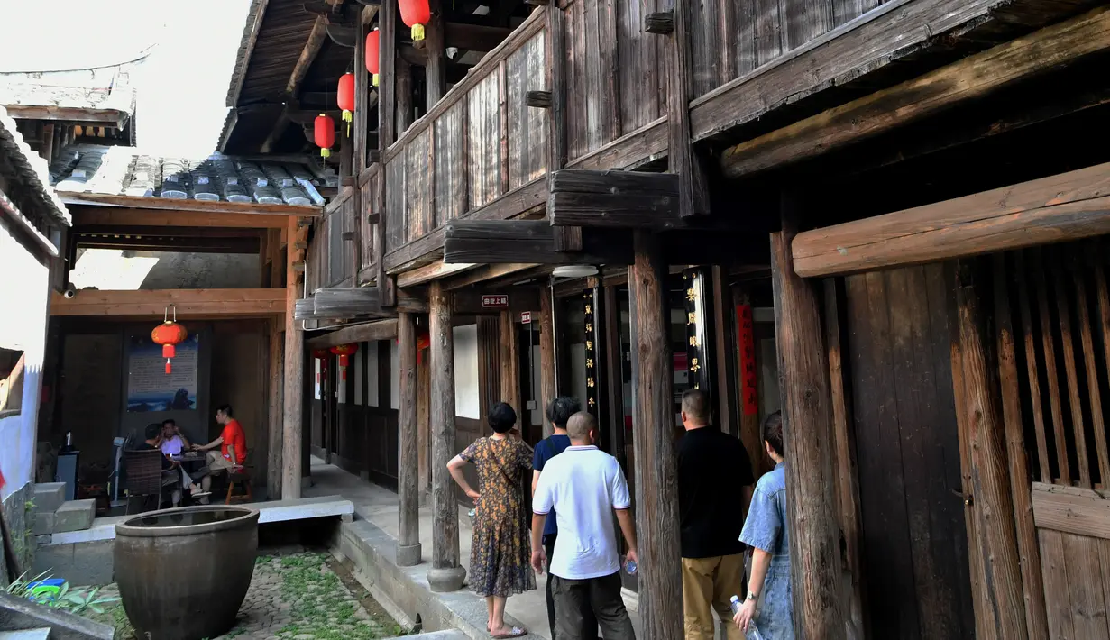 Wisatawan mengunjungi Ningyuan Zhuang, desa bersejarah yang dikelilingi benteng, di Songkou, Wilayah Yongtai, Provinsi Fujian, China, 19 Juli 2020. Berbagai kegiatan pariwisata budaya tumbuh subur di banyak desa yang dikelilingi benteng dan terpelihara baik di wilayah tersebut. (Xinhua/Wei Peiquan)