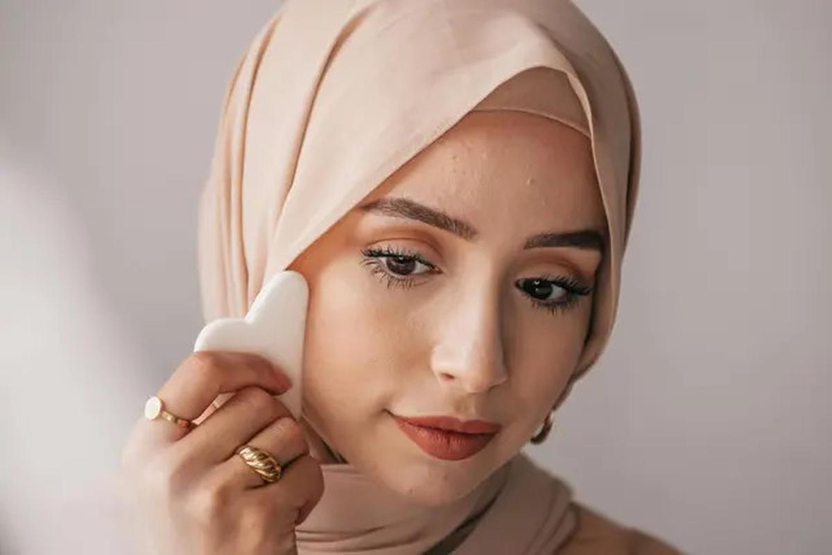 4 Manfaat Gua Sha Metode Pijat Tradisional Tiongkok yang Wajib Dicoba, Wajah Jadi Glowing!