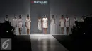 Model membawakan busana rancangan matahari department store di Jakarta Fashion Week (JFW) 2016, Senayan City, Jakarta (27/10). Matahari menawarkan tren terkini untuk kategori pakaian dan mode, produk-produk kecantikan. (Liputan6.com/Herman Zakharia)