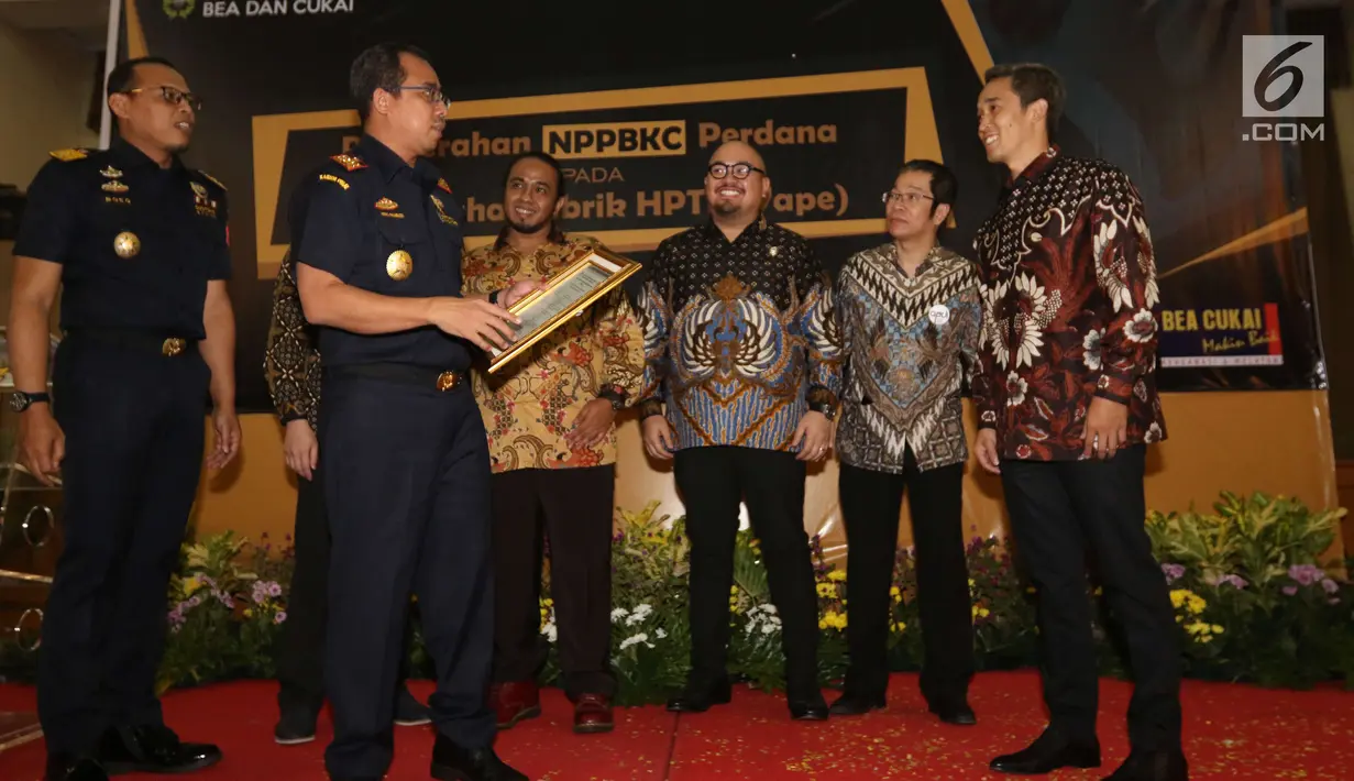 Direktur Jenderal Bea Cukai Heru Pambudi saat memberikan izin perdana berupa Nomor Pokok Pengusaha Barang Kena Cukai (NPPBKC) kepada beberapa pengusaha pabrik liquid vape di Jakarta, Rabu (18/7). (Liputan6.com/Angga Yuniar)