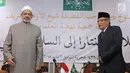 Ketum PBNU, Said Aqil Siradj menerima kunjungan Grand Syeikh Al Azhar Mesir Ahmad Muhammad Ath-Thayeb  di gedung PBNU, Jakarta, Rabu (2/5). Pertemuan berdiskusi mengenai Islam Nusantara dengan para kiai dan pengurus PBNU . (Liputan6.com/Herman Zakharia)