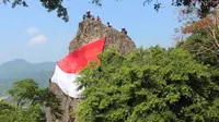 Bendera raksasa dibentangkan para pemuda di lereng Gunung Munara, Bogor, Jawa Barat, dalam rangka perayaan HUT ke-75 Kemerdekaan RI, Senin (17/8/2020). (Liputan6.com/Achmad Sudarno)