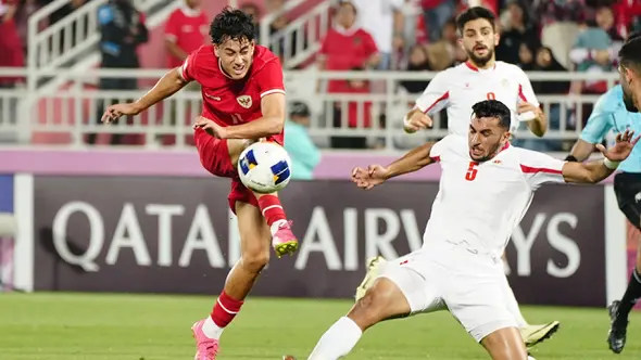 <p>Striker Timnas Indonesia U-23, Rafael Struick melepaskan tendangan yang berusaha diblok pemain Yordania U-23, Arafat Al Haj pada laga ketiga Grup A Piala Asia U-23 2024 di Abdullah bin Khalifa Stadium, Doha, Qatar, Minggu (21/4/2024). (Dok. PSSI)</p>
