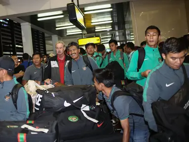 Pelatih timnas Alfred Riedl bersama para pemainnya tiba di Bandara Soekarno Hatta, Jakarta, Kamis (8/12). Timnas Indonesia berhasil melangkah ke partai final AFF 2016 setelah berhasil menahan imbang Vietnam pada leg kedua. (Liputan6.com/Faizal Fanani)