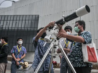 Petugas Planetarium dan Obersevasi Jakarta (POJ) menyiapkan teleskop yang akan digunakan untuk mengobservasi fenomena gerhana bulan total atau Bloodmoon di Taman Ismail Marzuki, Jakarta Pusat, Selasa (8/11/2022). Fenomena gerhana kali ini disebut akan menjadi yang terakhir kali untuk 2022 sampai 3 tahun ke depan. (merdeka.com/Iqbal S Nugroho)