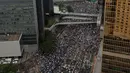 Pemandangan saat pengunjuk rasa berkumpul di luar gedung parlemen di Hong Kong, Rabu (12/6/2019). Ribuan pengunjuk rasa memblokir pintu masuk ke kantor pusat pemerintah Hong Kong untuk memprotes RUU Ekstradisi. (AP Photo/Vincent Yu)