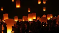 Gubernur Ganjar dan Musikus Katon Lepas Lampion di Dieng Festival