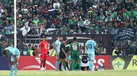 Bek Persebaya, Mokhamad Syaifuddin, terkapar pada laga melawan Persela di Stadion Surajaya, Lamongan (23/10/2019). (Bola.com/Aditya Wany)