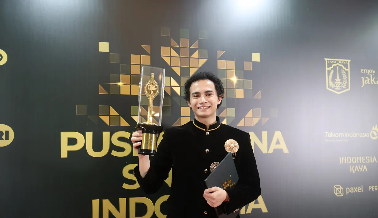 Omara Esteghlal berfoto bersama Piala Citra FFI pada malam penganugerahan di Taman Ismail Marzuki (TIM) Jakarta pada Kamis (20/11/2025) malam. Omara Esteghlal menyabet penghargaan bergengsi ini berkat akting memukaunya dalam film Pengepungan di Bukit Duri. (Kapanlagi.com/Budy Santoso)