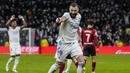 Real Madrid kembali menjauh dengan mencetak gol keempat yang mengubah skor menjadi 4-1 lewat aksi Karim Benzema pada menit ke-88. Tembakan mendatarnya sambil memutar badan usai menerima umpan Ferland Mendy gagal diantisipasi Jasper Cillessen. Skor 4-1 bertahan hingga usai. (AP/Bernat Armangue)