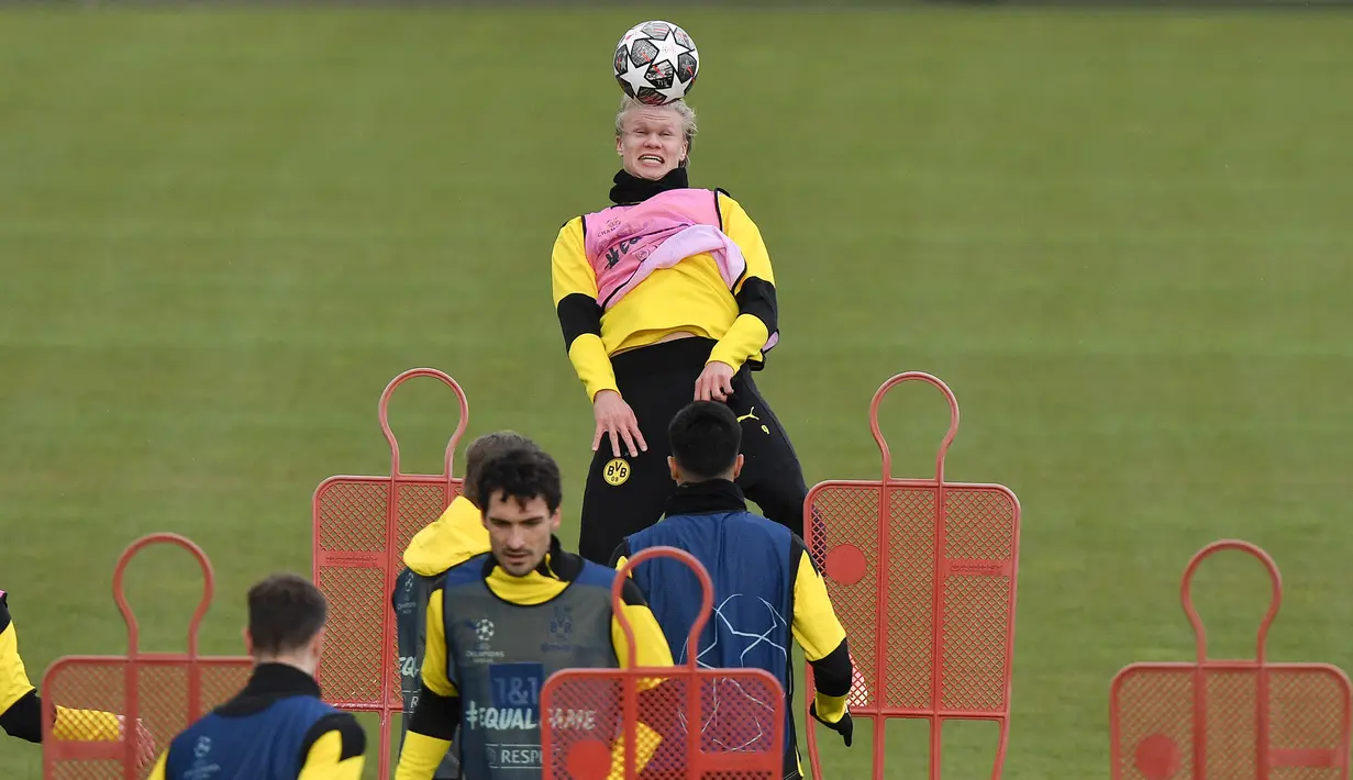 Penyerang Borussia Dortmund, Erling Haaland menyundul bola selama sesi latihan sebelum pertandingan leg kedua perempat final Liga Champions di Dortmund, Jerman, Selasa (13/4/2021).  Borussia Dortmund akan menjamu Manchester City pada Kamis, 15 April 2021 dini hari WIB. (AP Photo/Martin Meissner)