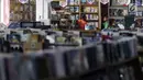 Pedagang berbincang di Pasar Buku Jakbook Kenari, Salemba, Jakarta, Selasa (30/7/2019). Sejumlah pedagang yang sebelumnya berjualan di kawasan Pasar Senen dan Kwitang tersebut mengaku pengunjung di sentra buku itu sepi. (Liputan6.com/Johan Tallo)