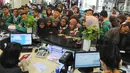 Sejumlah murid SMPN 141 menyaksikan kegiatan pelayanan perbankan di BNI Kantor Cabang Tebet, Jakarta (2/5). Kegiatan ini dalam rangka memperingati Hari Pendidikan Nasional. (Merdeka.com/Arie Basuki)