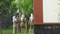 VIDEO: Apel Hari Pertama Kerja, PNS Sembunyi di Samping Kantor