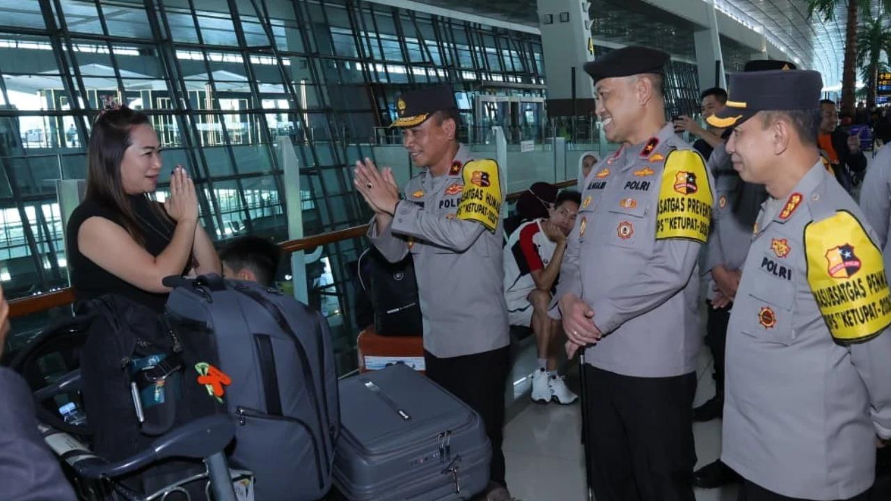 FOTO: Satgas Operasi Ketupat Tinjau Arus Mudik di Bandara Soekarno Hatta