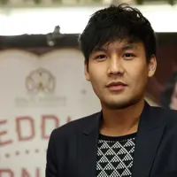 "(Natal) sama keluarga dulu, sama keluarga aku dulu, lalu sama keluarga Stella. Kita paling ke gereja bareng, dinner bareng biasa lah tuker kado pas Natal. Jadi, bedanya pas Christmas, pas Natal sudah ada istri saja," kata Fendy Chow lagi. (Nurwahyunan)