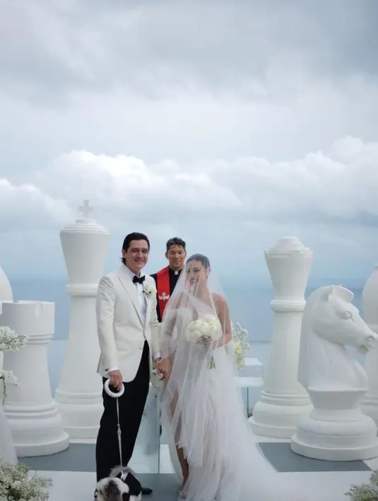 Senada dengan Patricia, sang suami juga menggenakan kemeja dan tuxedo berwarna putih. Sedangkan celana dan dasi kupu-kupunya berwarna hitam. [instagram/hiantjen]