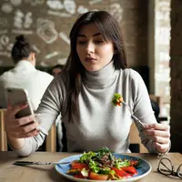 Menjaga asupan kalori sering kali dianggap sebagai proses yang melelahkan. Banyak orang merasa harus menahan diri secara berlebihan, menghitung setiap suapan, dan menghindari berbagai jenis makanan yang disukai. (foto/dok: freepik)