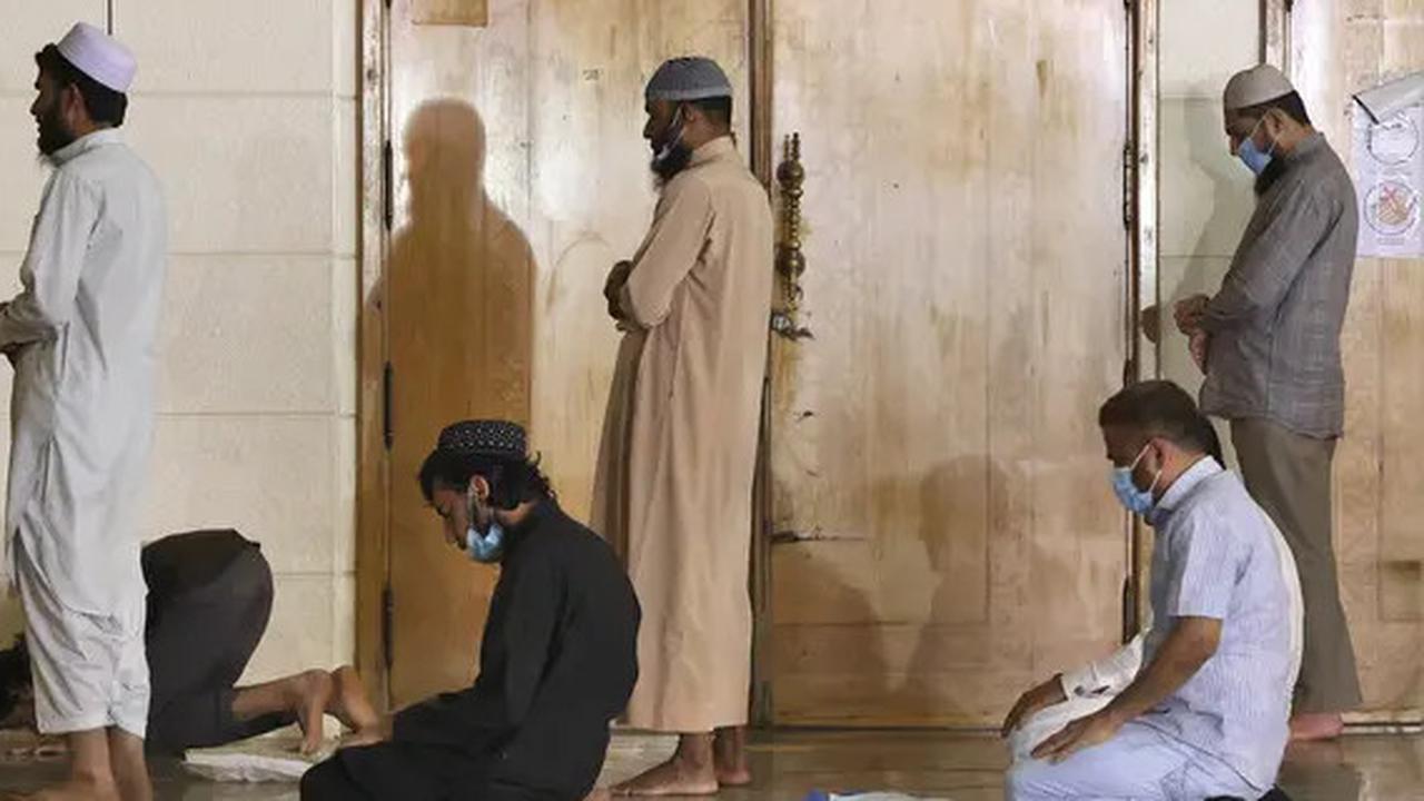 Bolehkah Lewat di Depan Orang yang Sedang Sholat? Simak Jawabannya
