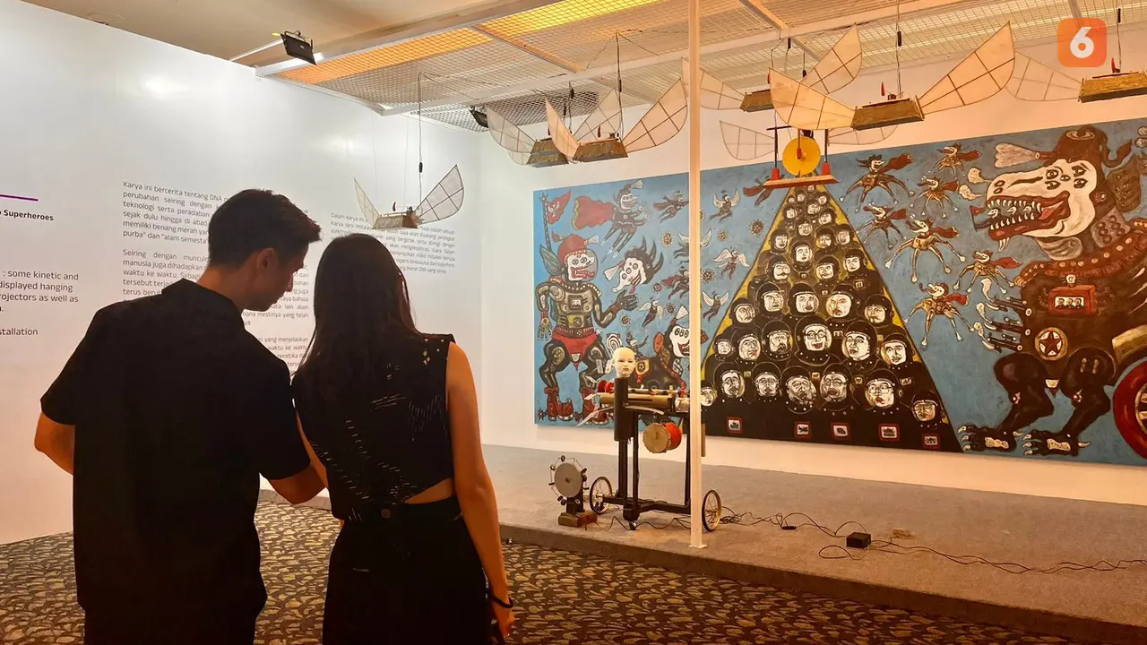 Pengunjung di ArtMoments Jakarta 2024 tampak sedang mengamati sebuah karya