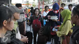Sejumlah pemudik tampak mengumpulkan KTP di Stasiun Senen pada H+3 Lebaran, Jakarta, Senin (20/7/15). Para pemudik berencana pulang kampung pada H+3 karena tidak mendapatkan tiket sebelum Lebaran. (Liputan6.com/Herman Zakharia)