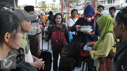 Sejumlah pemudik tampak mengumpulkan KTP di Stasiun Senen pada H+3 Lebaran, Jakarta, Senin (20/7/15). Para pemudik berencana pulang kampung pada H+3 karena tidak mendapatkan tiket sebelum Lebaran. (Liputan6.com/Herman Zakharia)