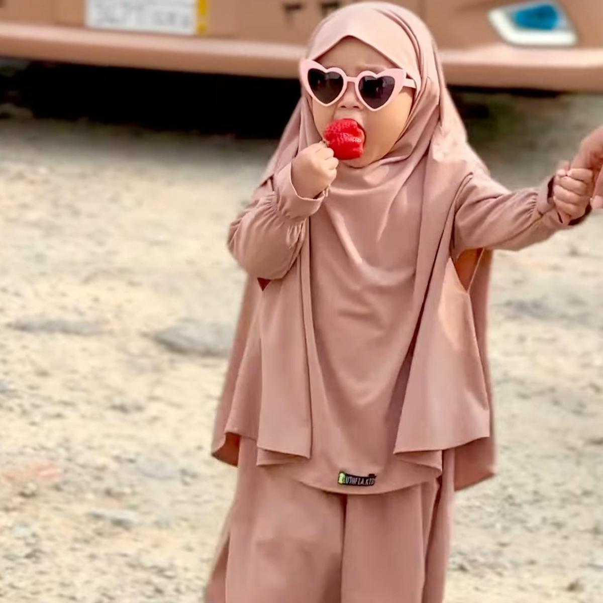 Disebut Ceu Haji, Potret Cantik Kamya Anak Kedua Fitri Tropica - Bestie Rayyanza yang Dijuluki 'Duta Rebahan'
